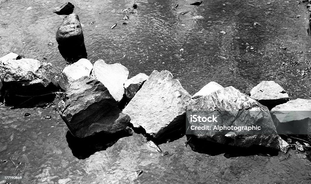 Monotono immagine di acqua lato rocks - Foto stock royalty-free di Acqua