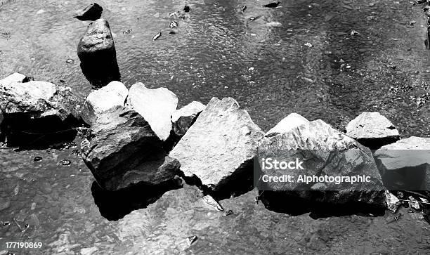 Monotono Immagine Di Acqua Lato Rocks - Fotografie stock e altre immagini di Acqua - Acqua, Acqua stagnante, Ambientazione tranquilla