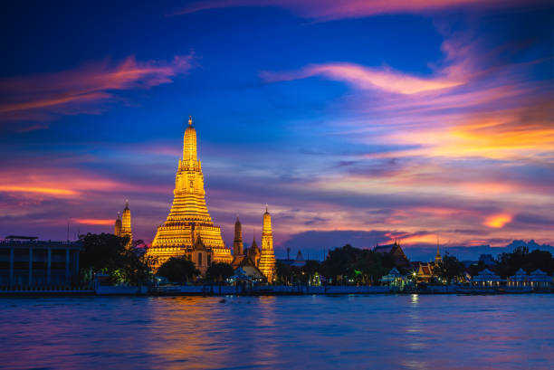 ват арун на реке чао прайя в бангкоке - thonburi стоковые фото и изображения