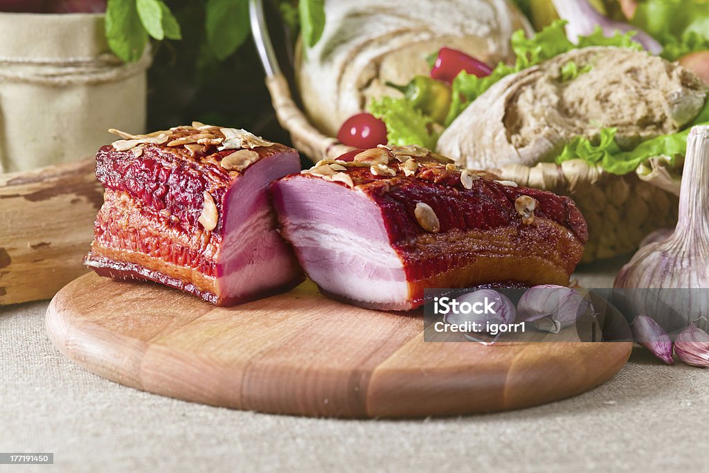 Geräuchertes Fleisch mit Knoblauch - Lizenzfrei Basilikum Stock-Foto