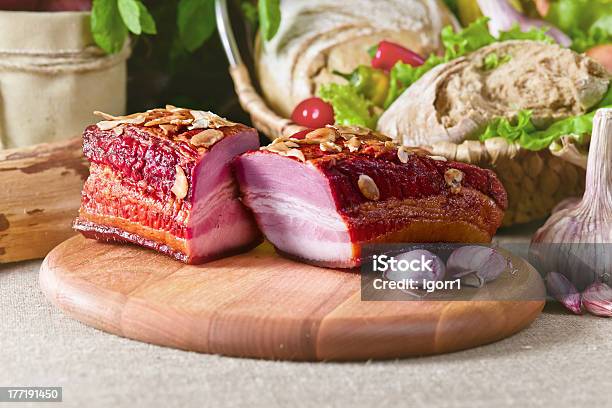 Geräuchertes Fleisch Mit Knoblauch Stockfoto und mehr Bilder von Basilikum - Basilikum, Brotsorte, Feinkostgeschäft