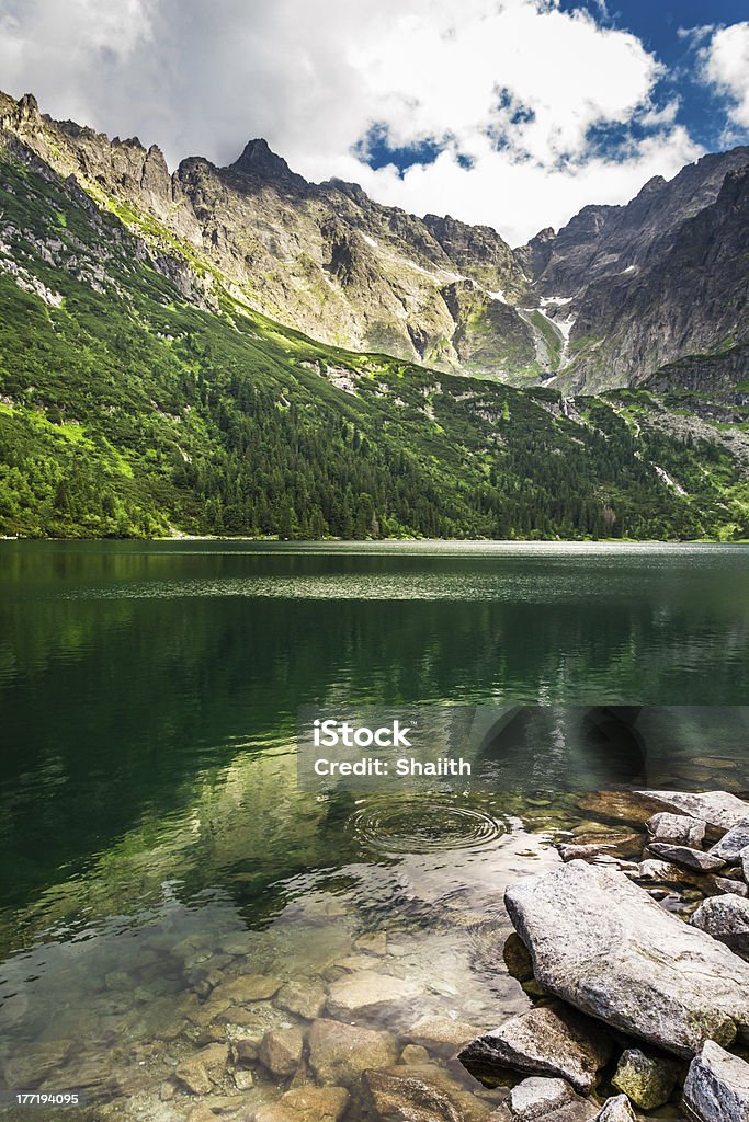 Bellissimo lago nei Monti Tatra - Foto stock royalty-free di Acqua