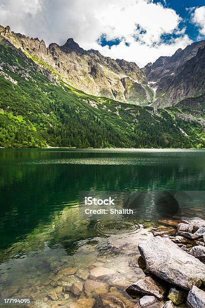 Foto de Belo Lago Com Montanhas Tatra e mais fotos de stock de Atividade Recreativa - Atividade Recreativa, Aventura, Beleza natural - Natureza