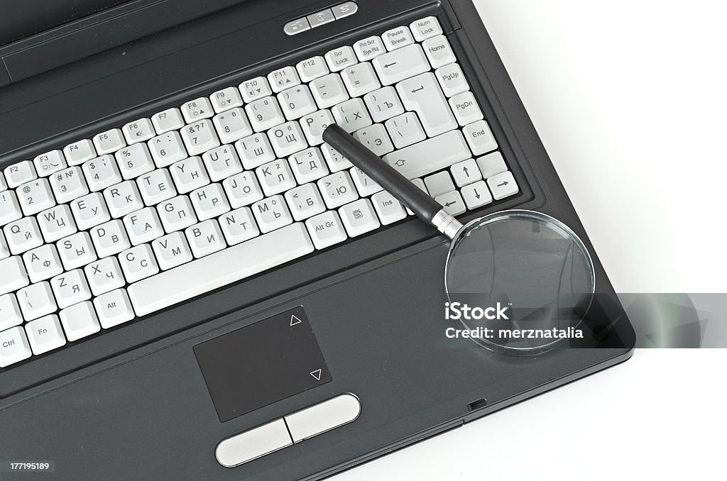 Ноутбук с изображением лупы - Стоковые фото Беспроводная технология роялти-фри