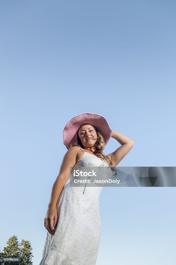 Schöne Frau In einem Sonnenhut - Lizenzfrei Attraktive Frau Stock-Foto