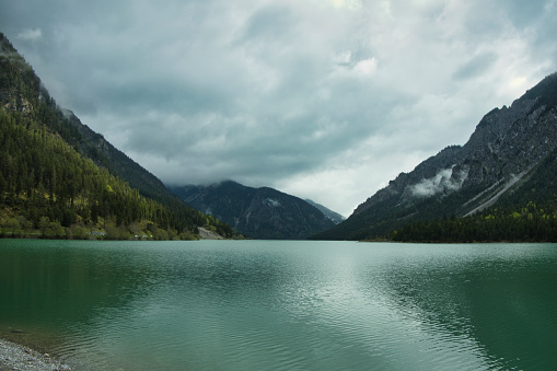 Der Plansee liegt im Bezirk Reutte, Tirol, Österreich innerhalb der Ammergauer Alpen. Mit knapp 3 km² Fläche ist er der zweitgrößte natürliche See Tirols