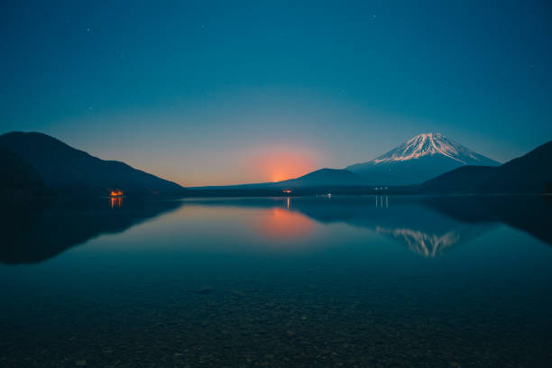 lago motosu e monte fuji, bagliore dell'alba. - volcano mt fuji autumn lake foto e immagini stock
