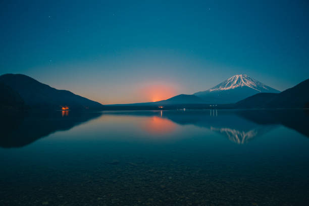 本栖湖と富士山、日の出の輝き。 - volcano mt fuji autumn lake ストックフォトと画像