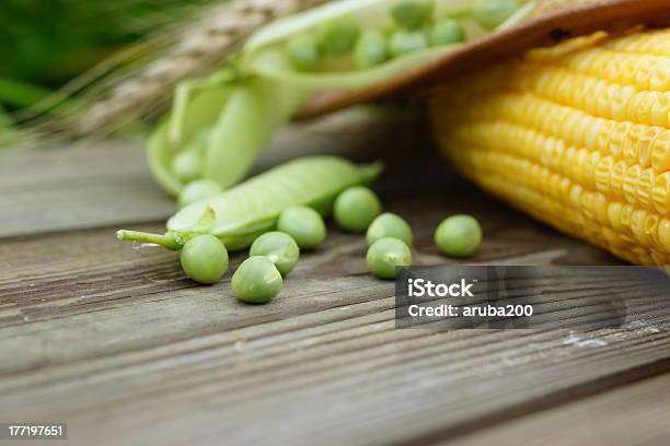 Foto de Ervilha E Milho Frutas Ainda Vida e mais fotos de stock de Aberto - Aberto, Acessibilidade, Agricultura