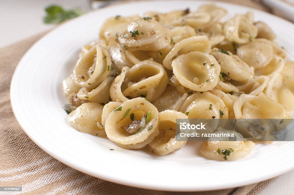 pasta mit Walnuss-pesto Ohrenförmige Nudeln - Lizenzfrei Fusili Stock-Foto