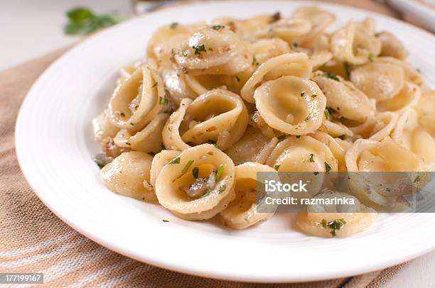 Orzech Włoski Makaron Z Pesto Orecchiette - zdjęcia stockowe i więcej obrazów Fusilli - Fusilli, Orecchiette, Orzech włoski - Orzech