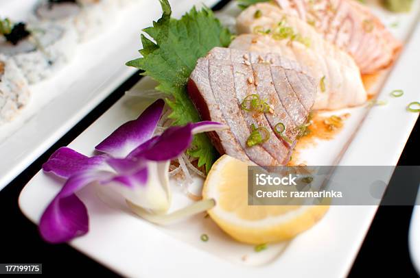Foto de Peixe Cru Fatias De Sashimi e mais fotos de stock de Alimentação Saudável - Alimentação Saudável, Almoço, Antepasto