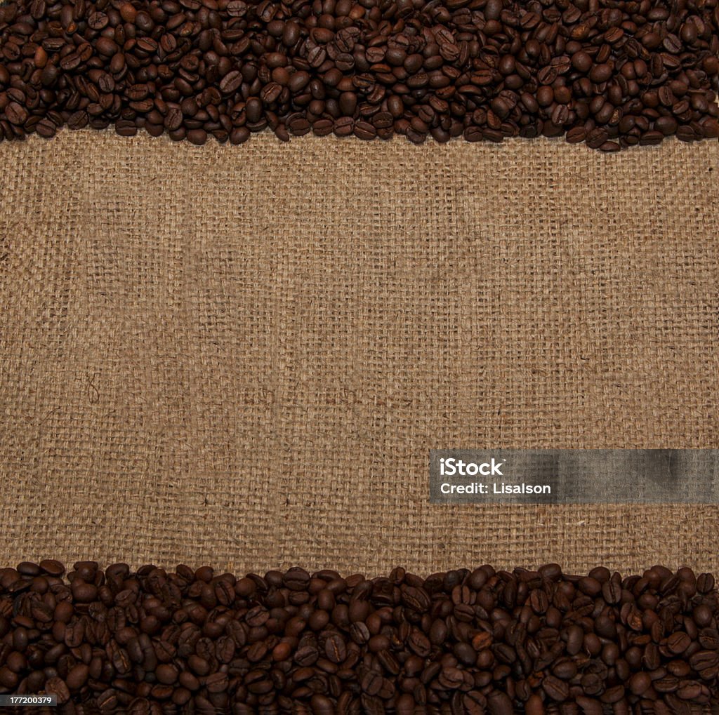 Granos de café en la parte superior e inferior de la bolsa de arpillera - Foto de stock de Alimento libre de derechos