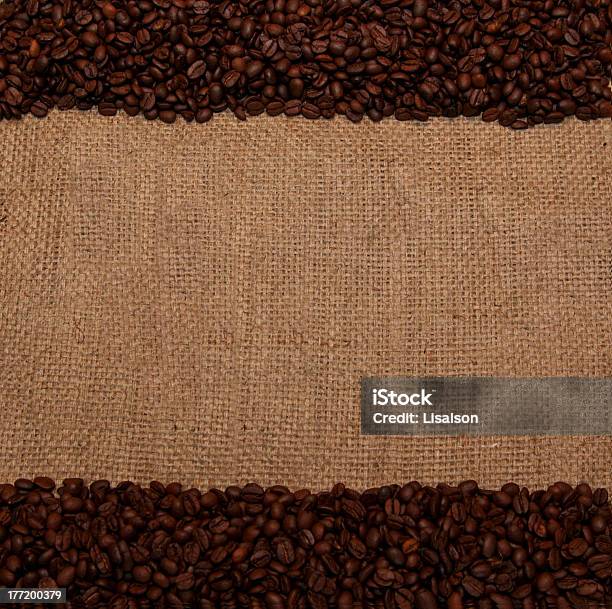 Granos De Café En La Parte Superior E Inferior De La Bolsa De Arpillera Foto de stock y más banco de imágenes de Alimento