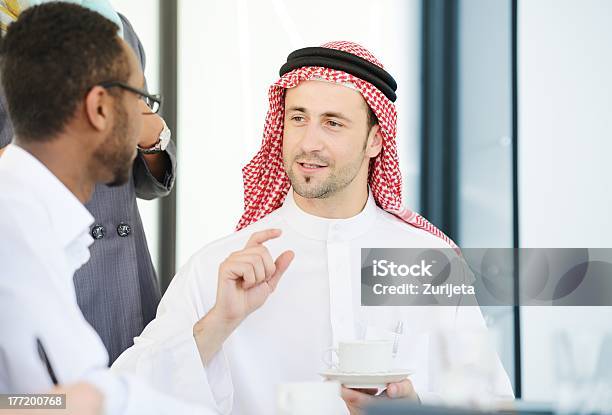 Oriente Medio De Personas Tener Una Reunión De Negocios En La Oficina Foto de stock y más banco de imágenes de Adulto