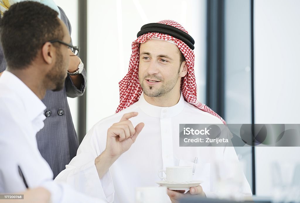 Mediorientale persone di avere un incontro di lavoro in ufficio - Foto stock royalty-free di Adulto