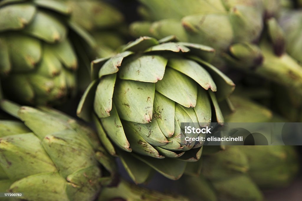 Primer plano de artichokes de mercado de agricultores - Foto de stock de Alcachofa libre de derechos