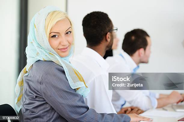 Médio Oriente Pessoas Tendo Uma Reunião De Negócios No Escritório - Fotografias de stock e mais imagens de Homens