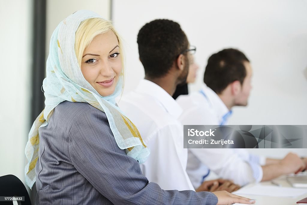 Ближневосточная люди, имеющие деловую встречу в офисе - Стоковые фото Корпоративный бизнес роялти-фри