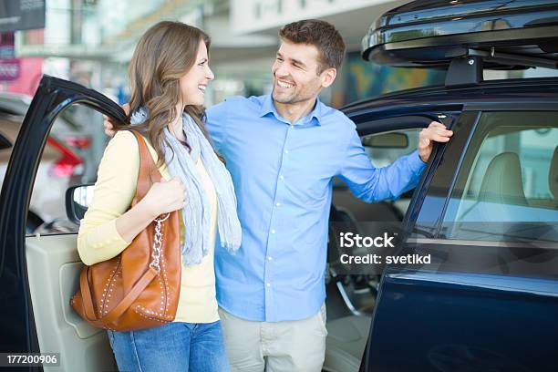 Paar Kauf Eines Autos Stockfoto und mehr Bilder von Aufregung - Aufregung, Aussuchen, Auto