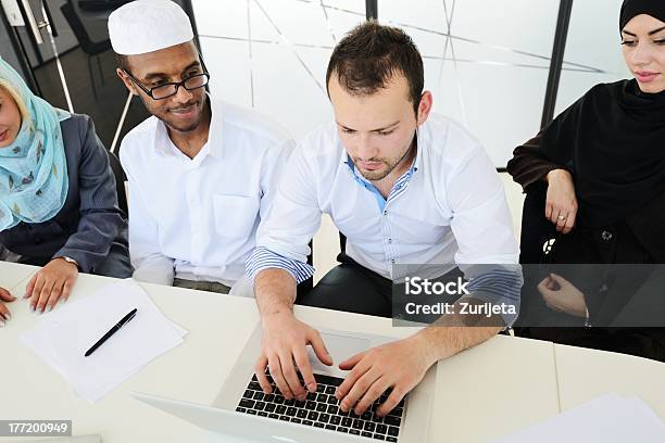 Médio Oriente Pessoas Tendo Uma Reunião De Negócios No Escritório - Fotografias de stock e mais imagens de Adulto