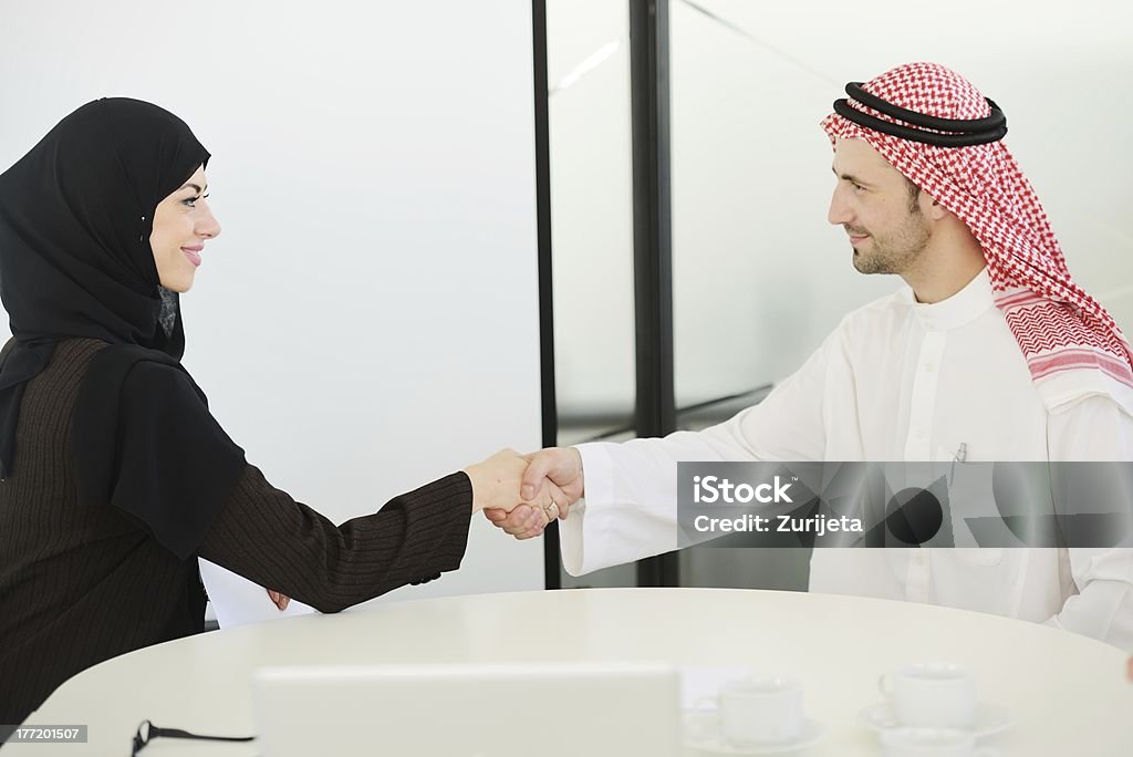 Średnie Wschodnie osoby o spotkanie biznesowe w biurze - Zbiór zdjęć royalty-free (Arabia)