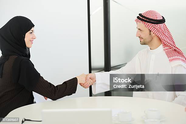 Średnie Wschodnie Osoby O Spotkanie Biznesowe W Biurze - zdjęcia stockowe i więcej obrazów Arabia