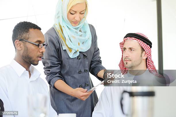 Foto de Middle Eastern Pessoas Depois De Uma Reunião De Negócios No Escritório e mais fotos de stock de Adulto