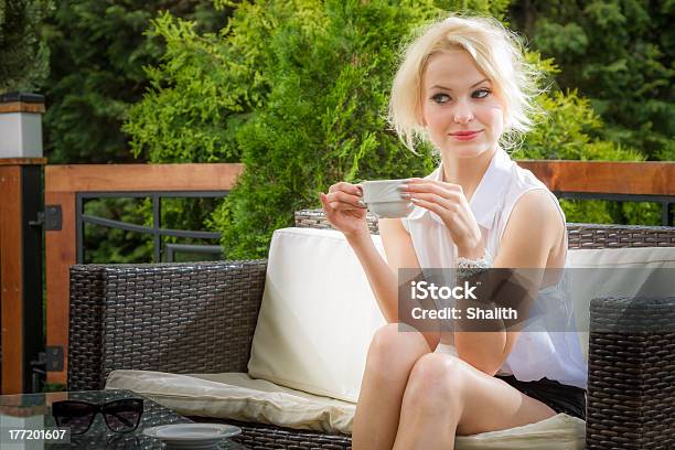 Foto de Jovem Mulher Tomando Café Da Manhã e mais fotos de stock de 20 Anos - 20 Anos, 20-24 Anos, Adulto