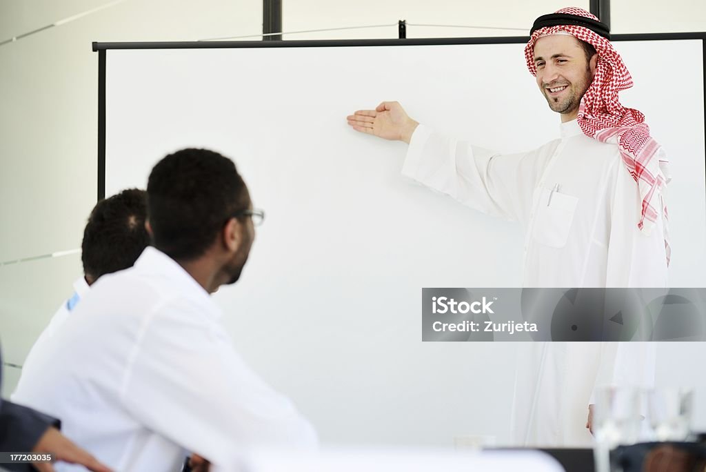 Middle eastern pessoas depois de uma reunião de negócios no escritório - Foto de stock de Adulto royalty-free