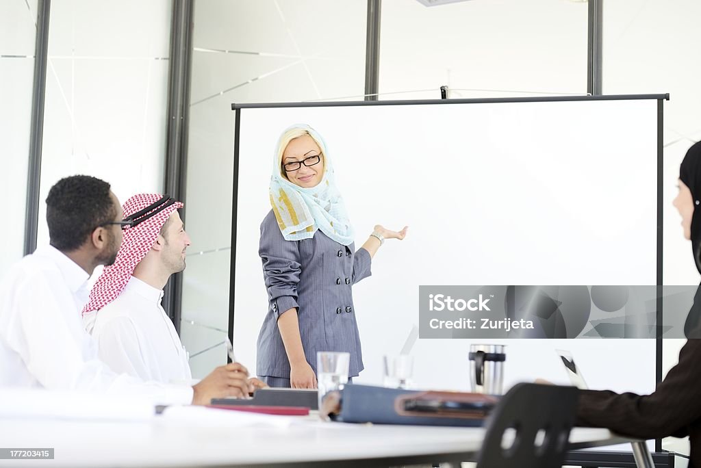 Middle eastern pessoas depois de uma reunião de negócios no escritório - Foto de stock de Adulto royalty-free