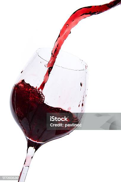 Versare Il Vino Rosso - Fotografie stock e altre immagini di Alchol - Alchol, Attività, Bianco
