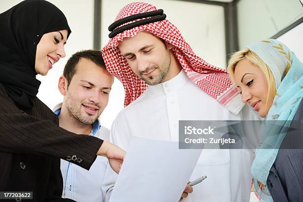 Médio Oriente Pessoas Tendo Uma Reunião De Negócios No Escritório - Fotografias de stock e mais imagens de Adulto
