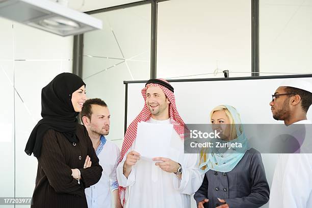 Średnie Wschodnie Osoby O Spotkanie Biznesowe W Biurze - zdjęcia stockowe i więcej obrazów Arabia