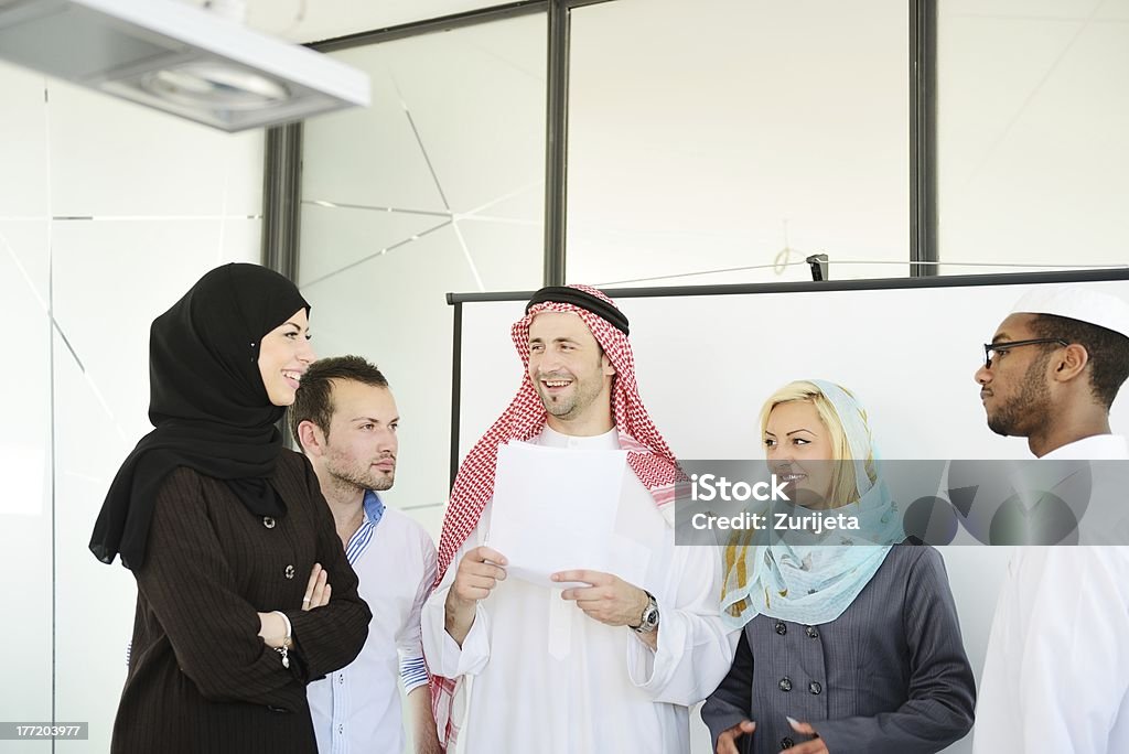 Ближневосточная люди, имеющие деловую встречу в офисе - Стоковые фото Азиатского и индийского происхождения роялти-фри