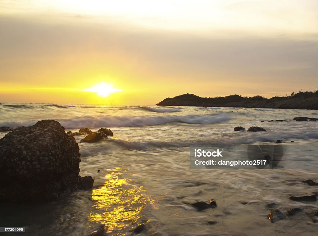 Pôr do sol na ilha de chang, o chea chonburi, Tailândia. - Foto de stock de Praia royalty-free
