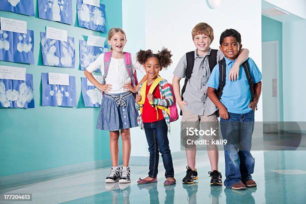Kinder In Der Schule Flur Stockfoto und mehr Bilder von 6-7 Jahre - 6-7 Jahre, 8-9 Jahre, Afrikanischer Abstammung