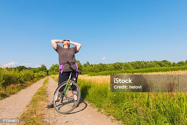 초과 여자 자전거를 타고 30-39세에 대한 스톡 사진 및 기타 이미지 - 30-39세, 건강한 생활방식, 곡초류