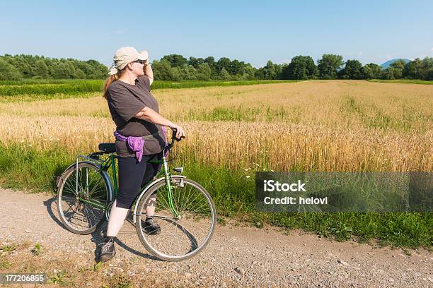 Photo libre de droit de Obèse Femme En Vélo banque d'images et plus d'images libres de droit de Faire du vélo - Faire du vélo, Femmes, Activité