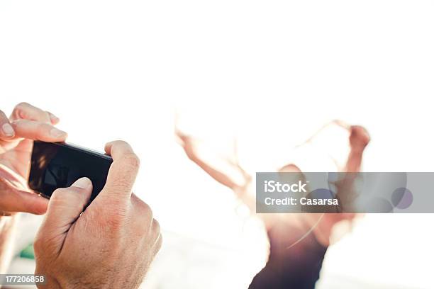 Capturar Uma Imagem Com Um Telefone Inteligente - Fotografias de stock e mais imagens de Adulto - Adulto, Ao Ar Livre, Apaixonar-se