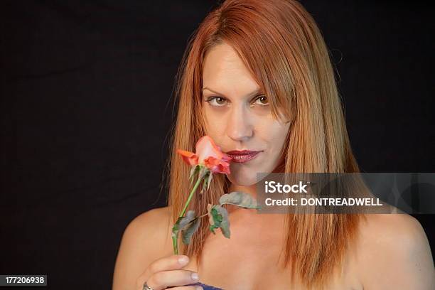Hübsche Frau Riechen Eine Rose Stockfoto und mehr Bilder von Attraktive Frau - Attraktive Frau, Begehren, Blick in die Kamera