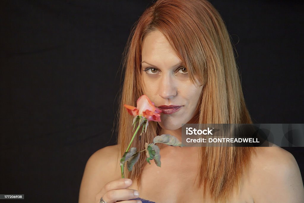 Linda mulher cheirando uma rosa - Foto de stock de Acessório de teatro royalty-free