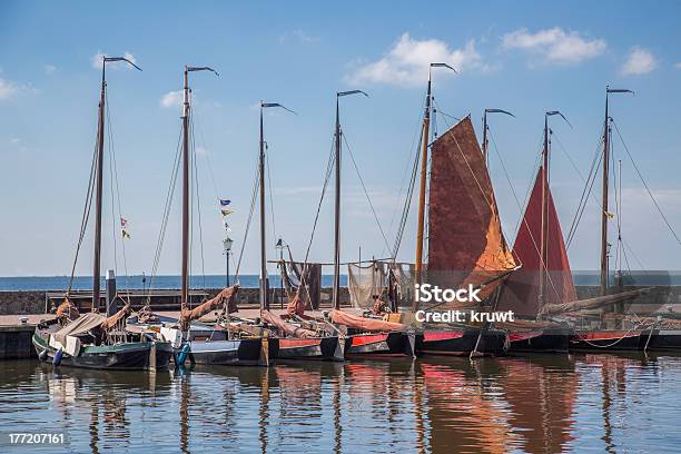 Holenderski Harbor Z Urk Z Tradycyjnej Drewnianej Łodzi Rybackich - zdjęcia stockowe i więcej obrazów Antyczny