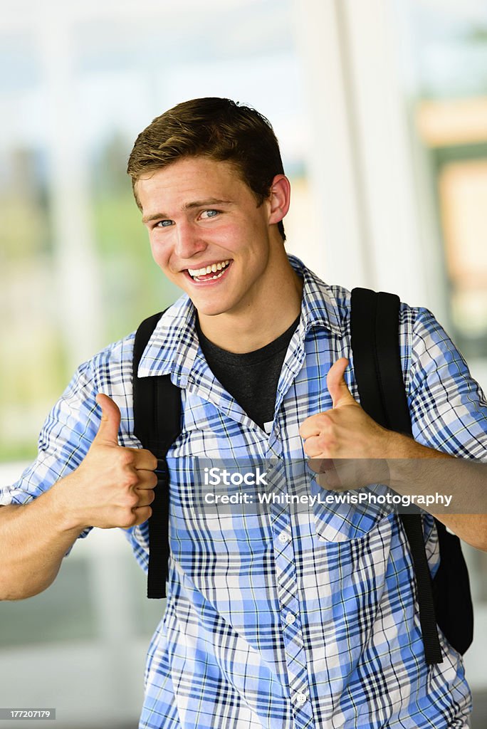 Feliz Estudante universitário -Thumbs Up Verticle - Royalty-free 20-24 Anos Foto de stock