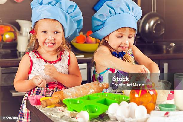 Hermanas En La Cocina Foto de stock y más banco de imágenes de 4-5 años - 4-5 años, Actividad, Alegre