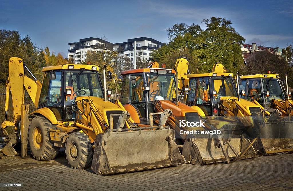 Backhoes stehen in einer Reihe - Lizenzfrei Baufahrzeug Stock-Foto