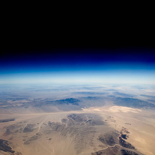 высотная вид земли в пространстве. - mountain range earth sky airplane стоковые фото и изображения