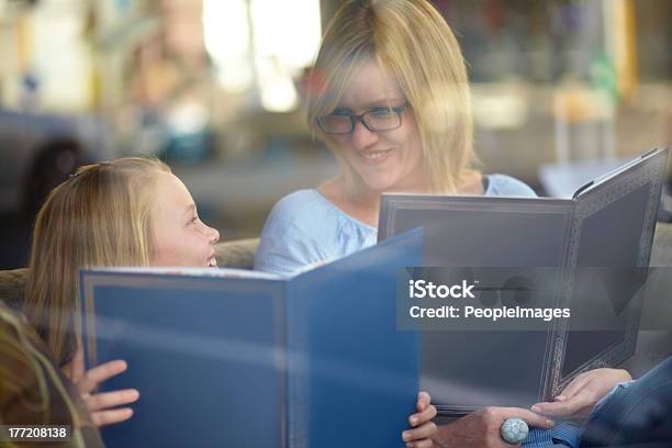 Lettura Insieme - Fotografie stock e altre immagini di 10-11 anni - 10-11 anni, Accogliente, Adulto