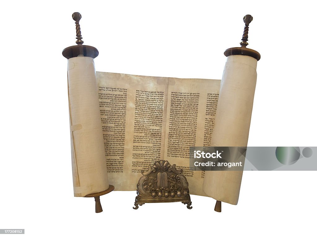 Il quartiere ebraico Torah scorrimento e una menorah candela assistenza gold - Foto stock royalty-free di Torah