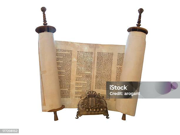 Il Quartiere Ebraico Torah Scorrimento E Una Menorah Candela Assistenza Gold - Fotografie stock e altre immagini di Torah